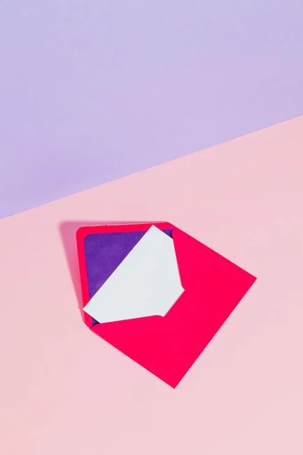 Un planner ouvert sur un bureau avec une note manuscrite “Holiday Email Marketing Series”.